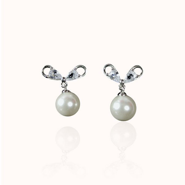 Bow-Shaped Pearl 925 Silver Earring